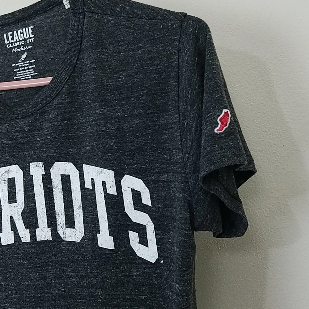 Tshirt graphic print Patriots short sleeve Mens gray black football team EUC - Picture 7 of 7